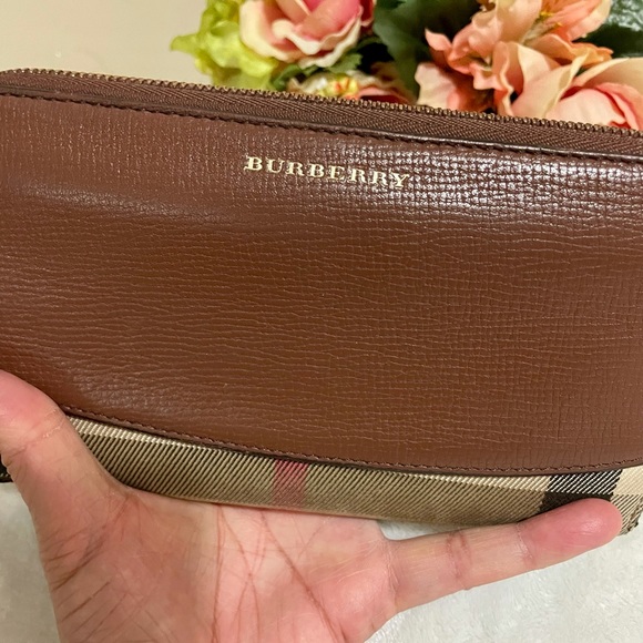 ✨BURBERRY zip wallet✨ - Picture 3 of 14